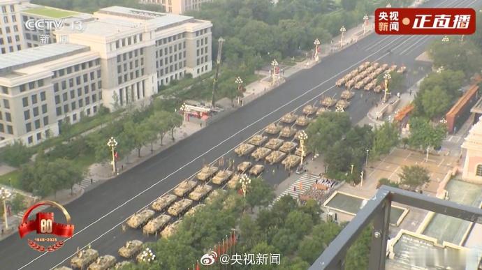 祖国武器列阵一整个热血了九三阅兵直播视角超燃！徒步、战旗、装备方队尽收眼底，各元