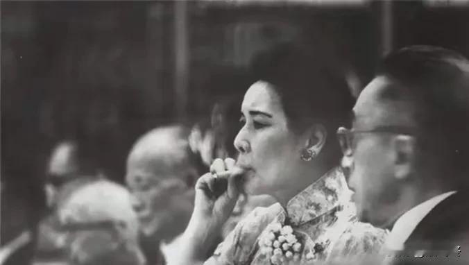 1961年，台北。宋美龄叼着雪茄，参加国民党的党部会议。会上她狠批教育部长梅贻琦