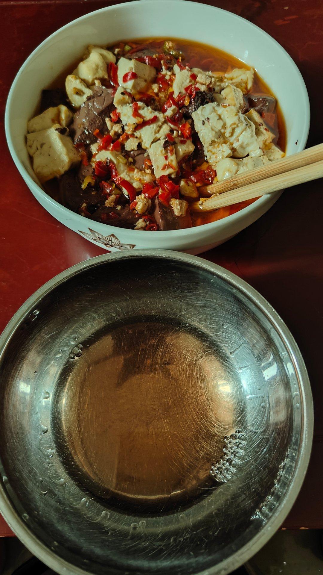 一人一菜半碗酒，昨天剩饭熬成粥。中餐晚餐各一半，一扫而光无残留。 