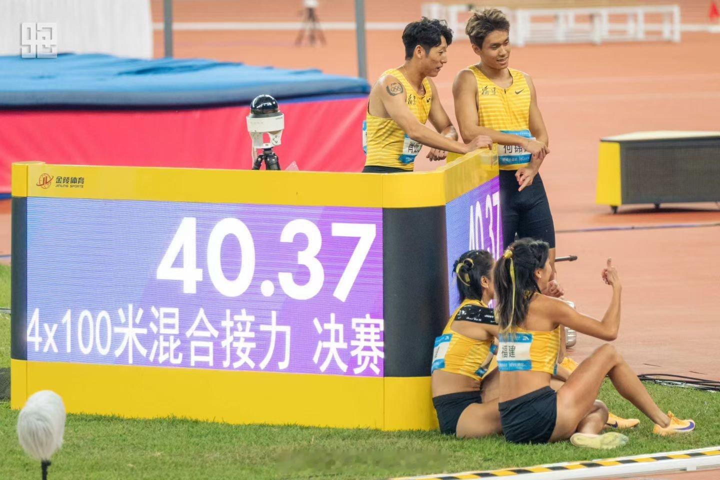 截至今日， 田径赛场诞生3项全国纪录（混合接力在年底会被认证）。而今夜降温下雨，