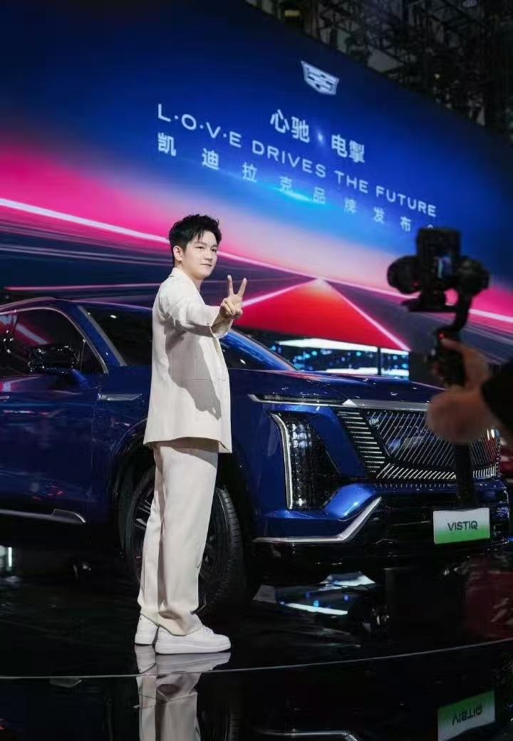 樊振东凯迪拉克线下商务活动经典动作，如今回顾起来依旧惊艳！一身白色西装，简直就是