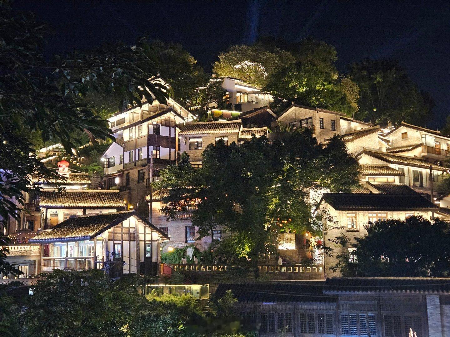 拾级而上，夜色在层层叠叠的老房子里缓缓流淌，一半是旧情怀，一半是人间晚风。 ​​