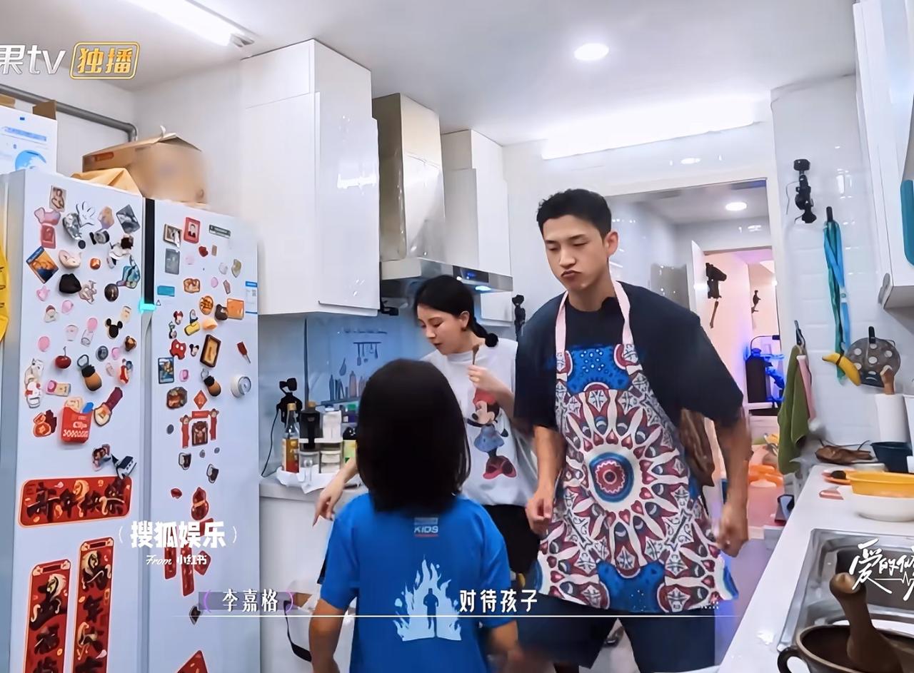 李嘉格新恋情获父母认可，一家人同框氛围好。
年龄相差11岁的这段新恋情，一直备受