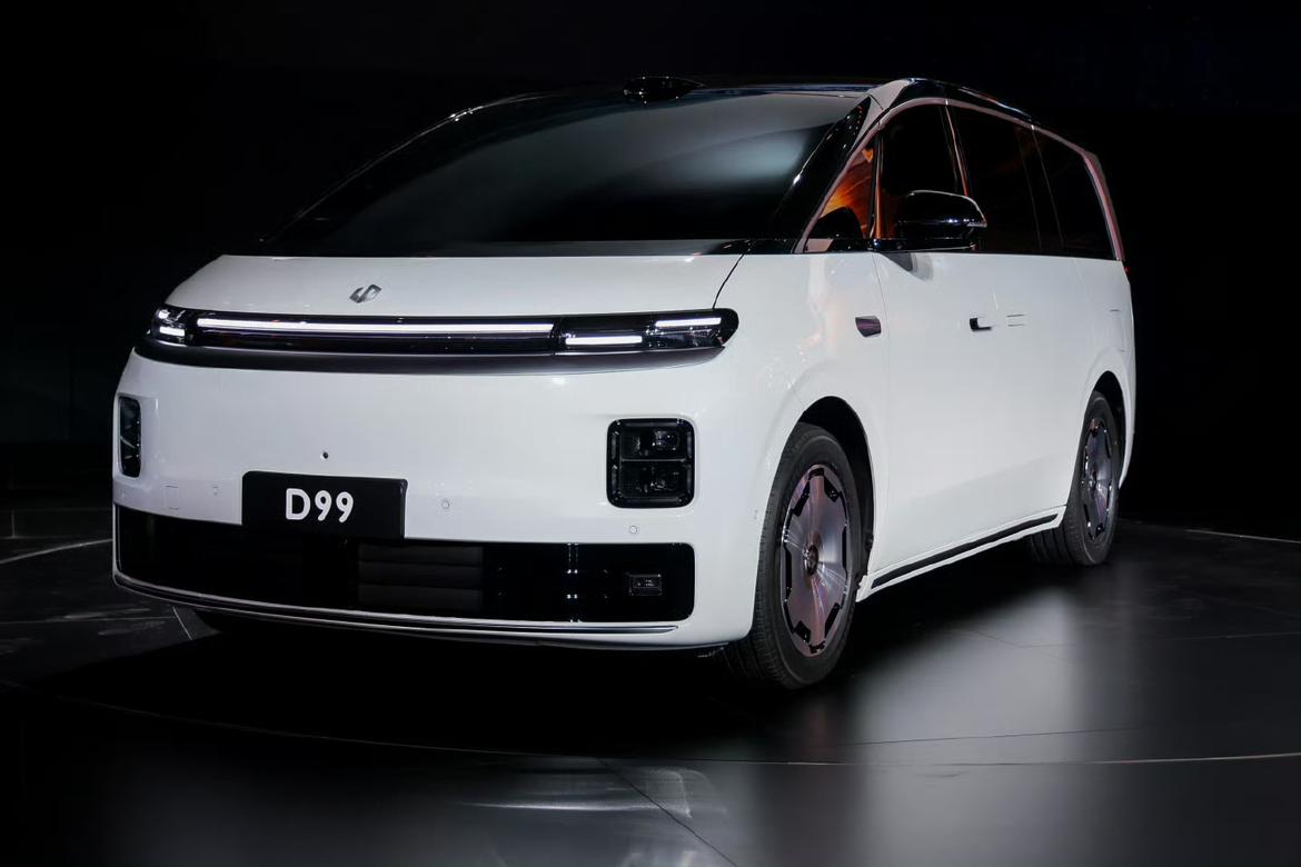 零跑首款旗舰MPV D99官宣亮相，卖点全是硬货，不玩虚的👇
✅尺寸越级：车长