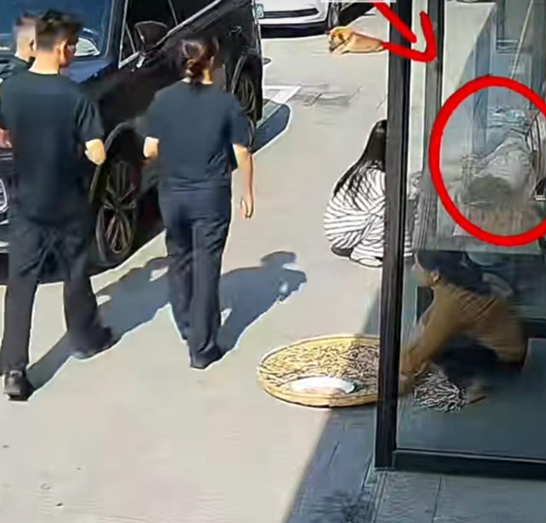休假遇群众晕倒，交警挺身而出紧急施救
 
9月25日，江西萍乡武功山的街道上，一