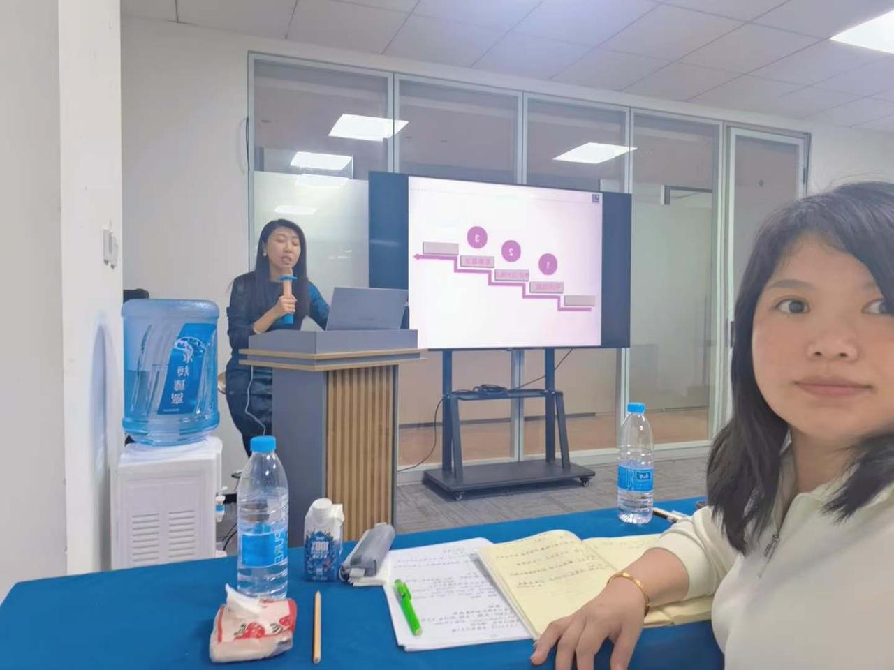 职场日常：会议间隙的轻松一刻