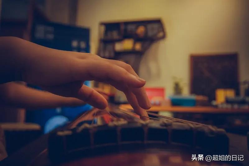 很多人喜欢弹琴，但是，如果变成专业就不喜欢了，我就是一个不喜欢弹琴的老年人。
琴