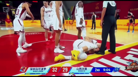 深圳外援巴吉主动发力顶撞刘传兴，刘传兴直接倒地，表情十分痛苦。但当值裁判告知山西
