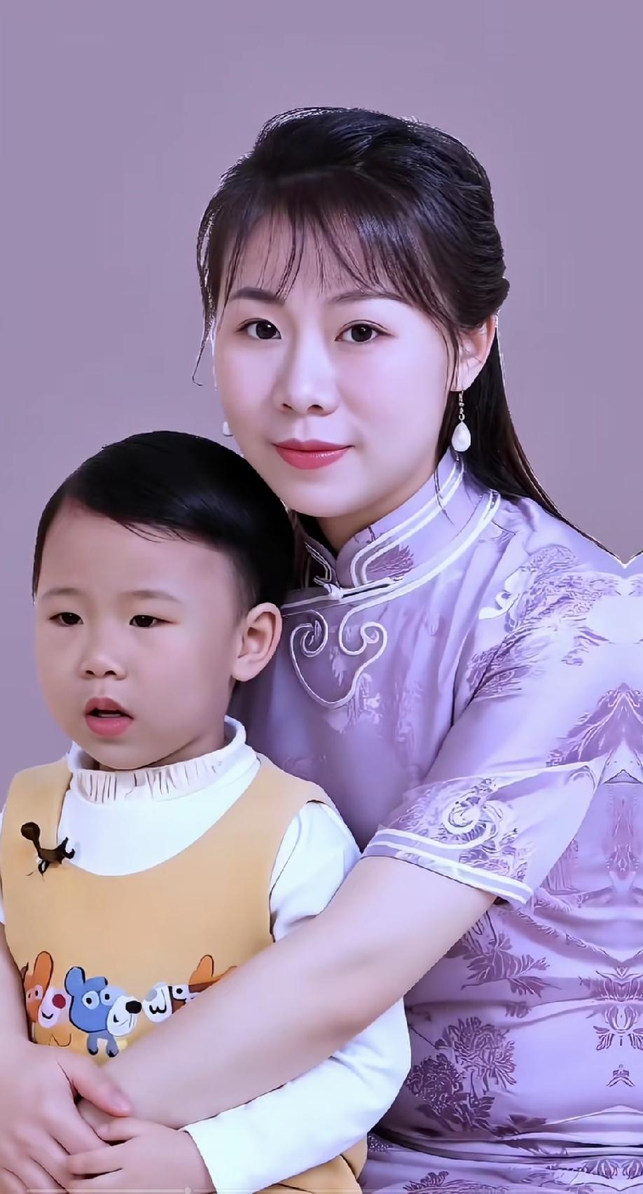 刘小源出生于京剧世家，四岁登台崭露头角，获得第一届全国京剧票友赛一等奖。