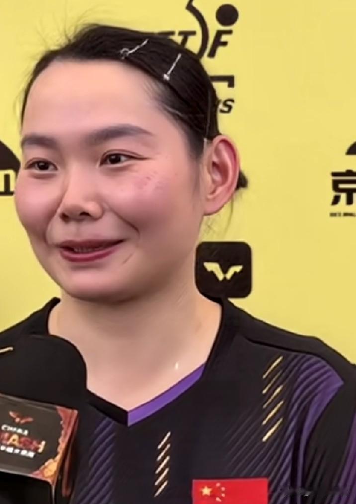 何卓佳赛后采访：首先，韩莹姐也是非常强的对手，所以，我觉得我这场打的也算很好了，