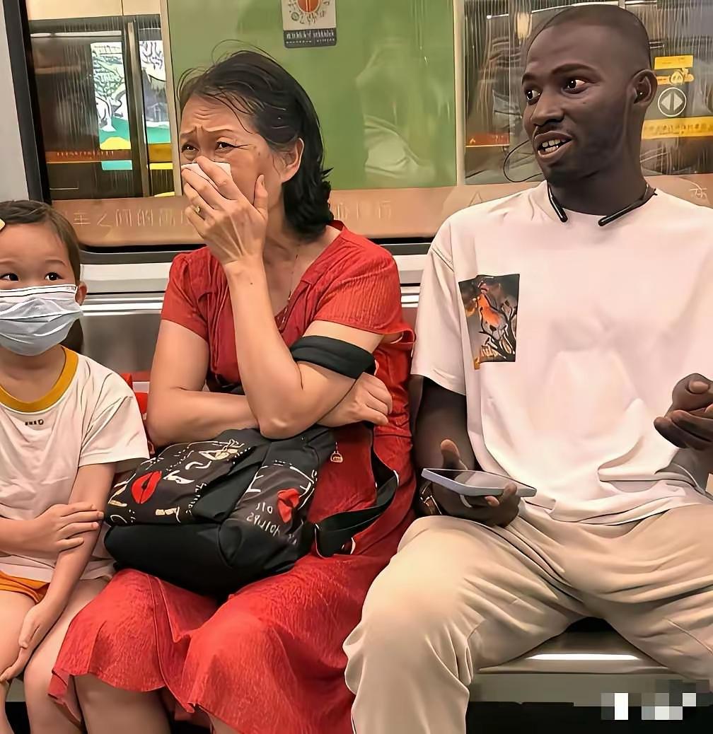 大妈为了印证那“味儿”真的很重，做了很大的牺牲。同时，也在告诫那些崇洋媚外的姑娘