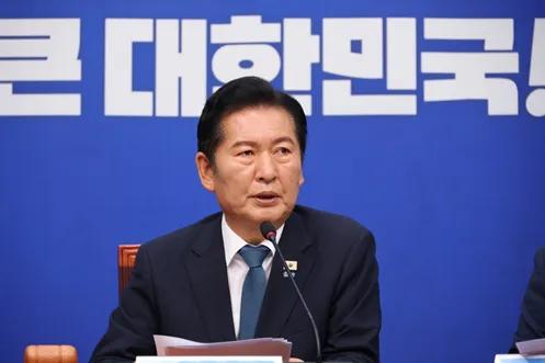 总理辞了，党首也辞了。
韩国执政党两天之内，把“辞旧迎新”玩成了政治流水线
6月
