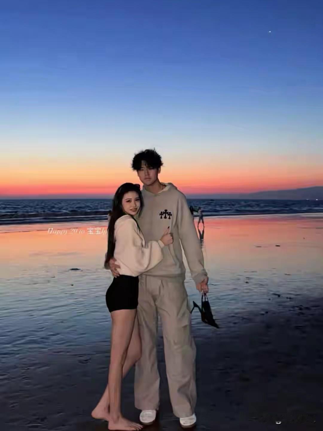 王峰其中一女儿小苹果吵吵着要恋爱
其实她真的很可怜
从小没有母爱，现在大了，不知