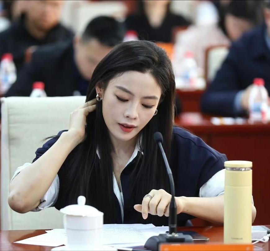 [中国赞]大家有没有觉得，陈丽君越来越不对劲了。倒不是因为她变得不好看了，而是因