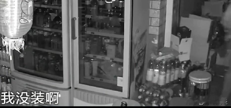 南京，男子趁着夜里天黑，溜进商店偷走五袋大米。店主发现大米不见了，立马报警。民警