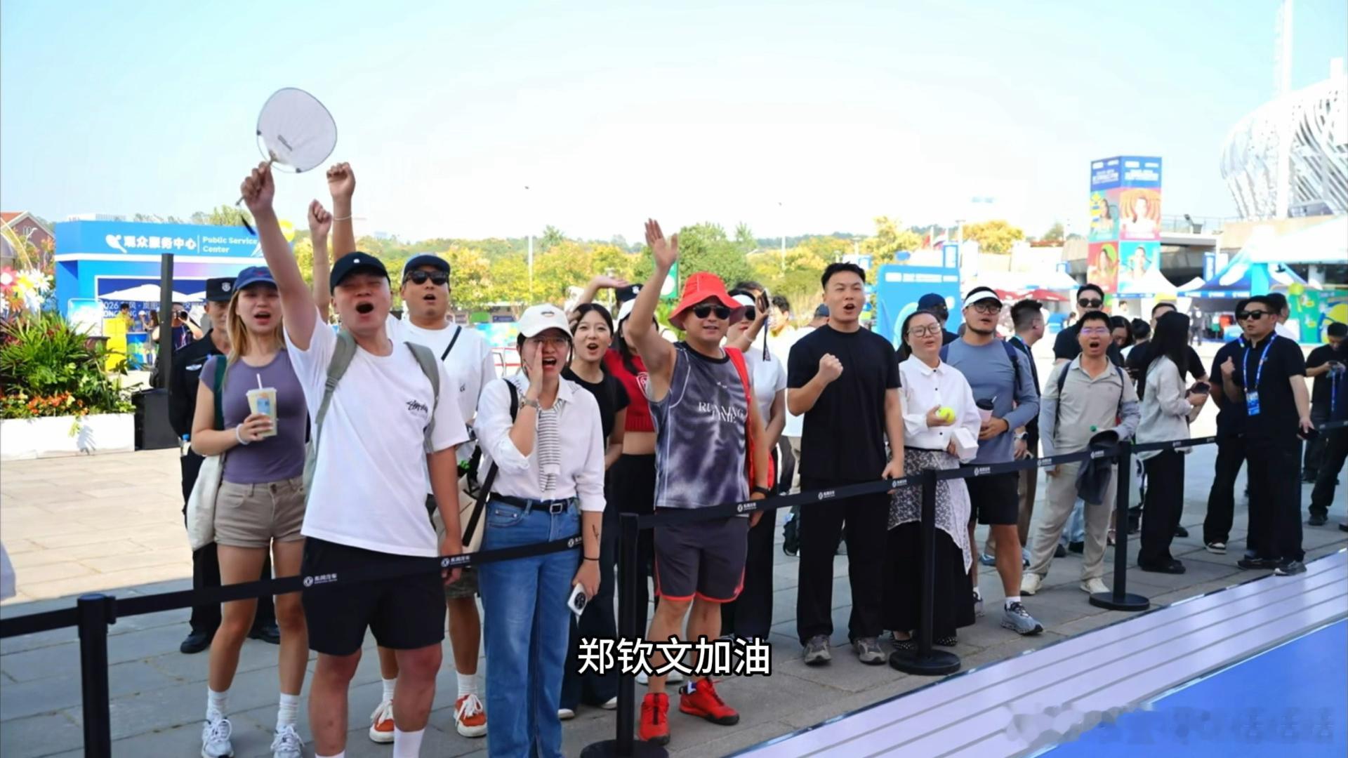 全武汉暖心喊话郑钦文镜头定格展台岚图追光S，真正的追光从不是只顾向前冲刺，适时蓄