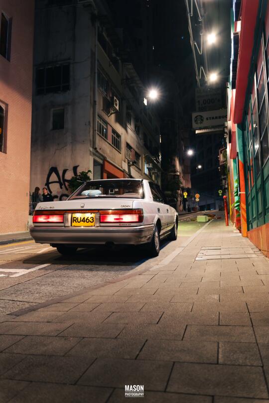 与这台1989年的皇冠穿梭于港岛的街头