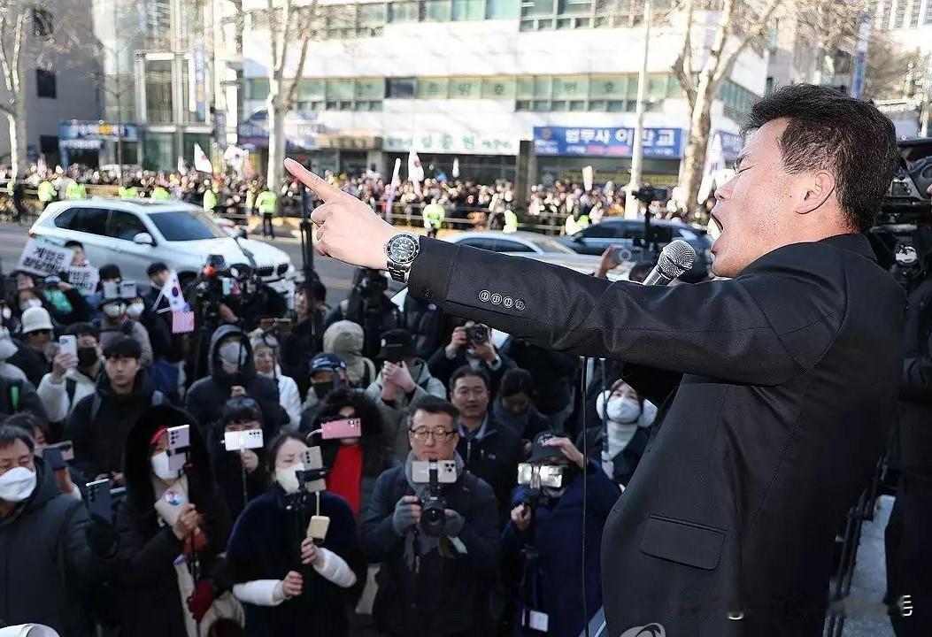 2月19日，韩国前总统尹锡悦一审被判处无期徒刑，其现场支持者难掩错愕与慌乱。
