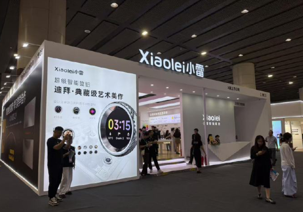 现在的山寨店还挺牛的就这么直接地蹭雷总热度不过它这个字体咋一看感觉还确实挺像那么