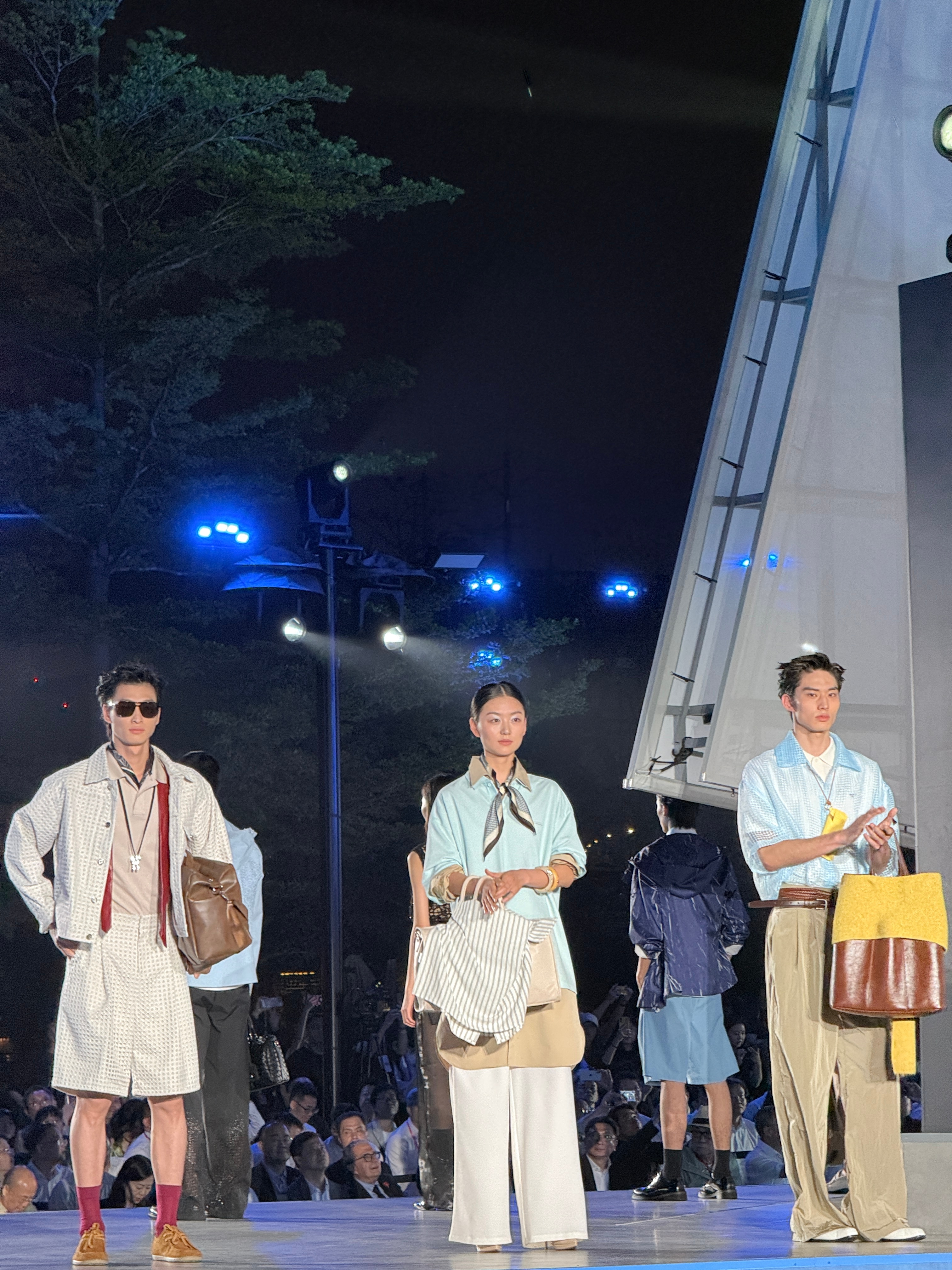 百年梧林被福船点亮 不是我说，这场秀放在全国都是炸裂的存在。百年红砖厝当背景，福