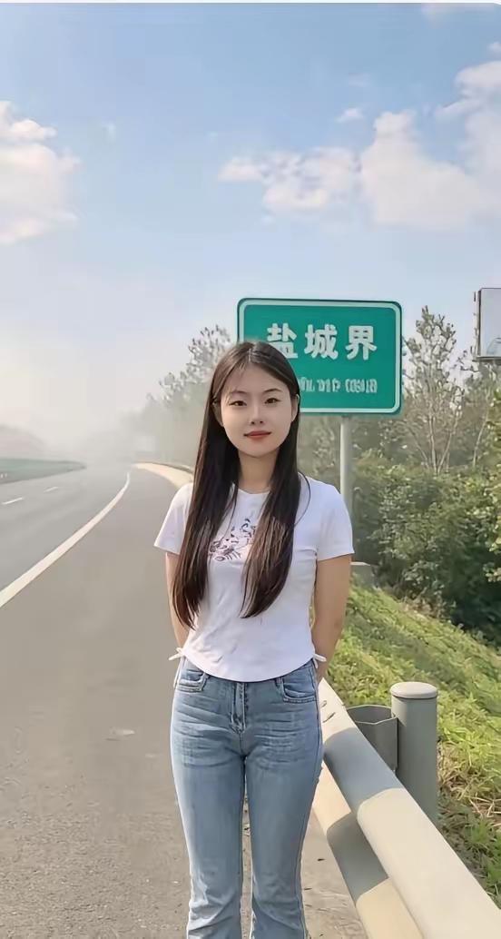 十八龄不大，
站在界牌下。
留念拍倩影，
姿容绝不差。