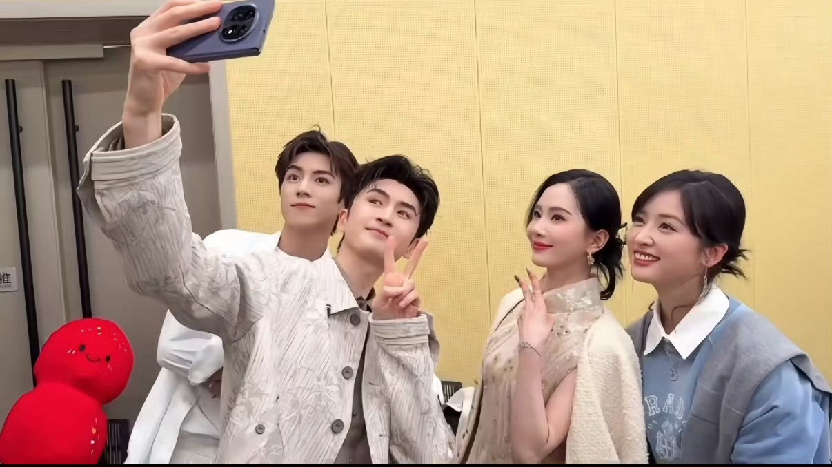 刘诗诗张云龙沈月为赵一博打call刘诗诗张云龙沈月给赵一博送花篮真诚的支持最动人