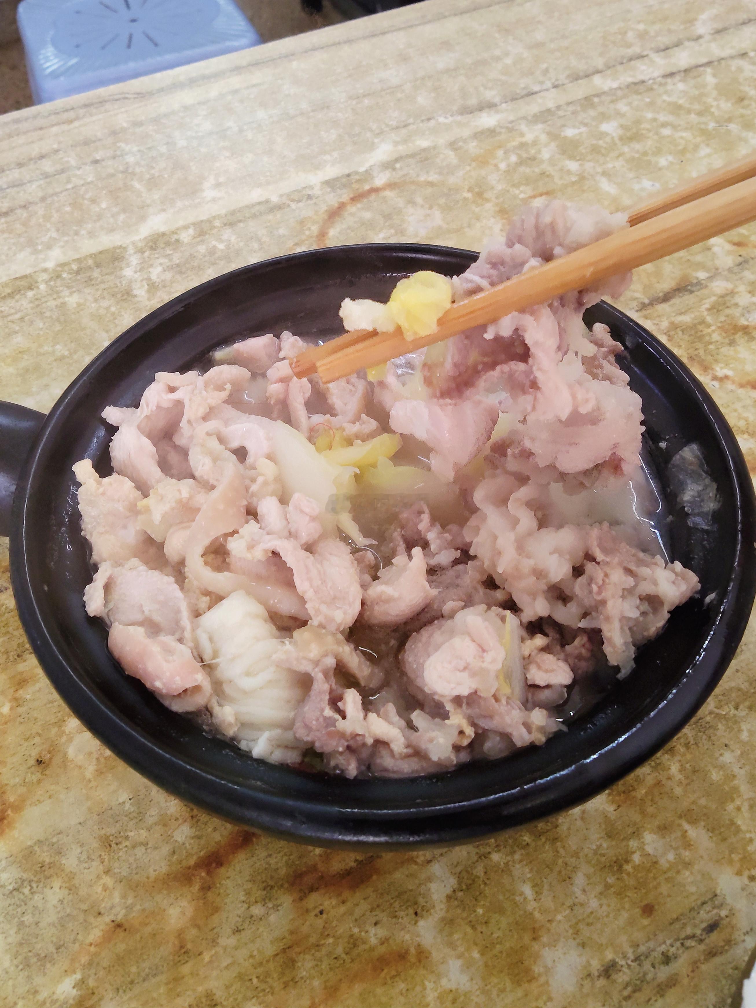 环碧庄里面的另外一家菜煲，叫永盛菜煲，店里也是只有几个桌子，店里是一个70岁至少