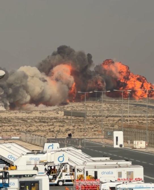 迪拜航展上印度 “光辉战机” 表演时坠毁化作火球，引发国际舆论热议，而印度退役空