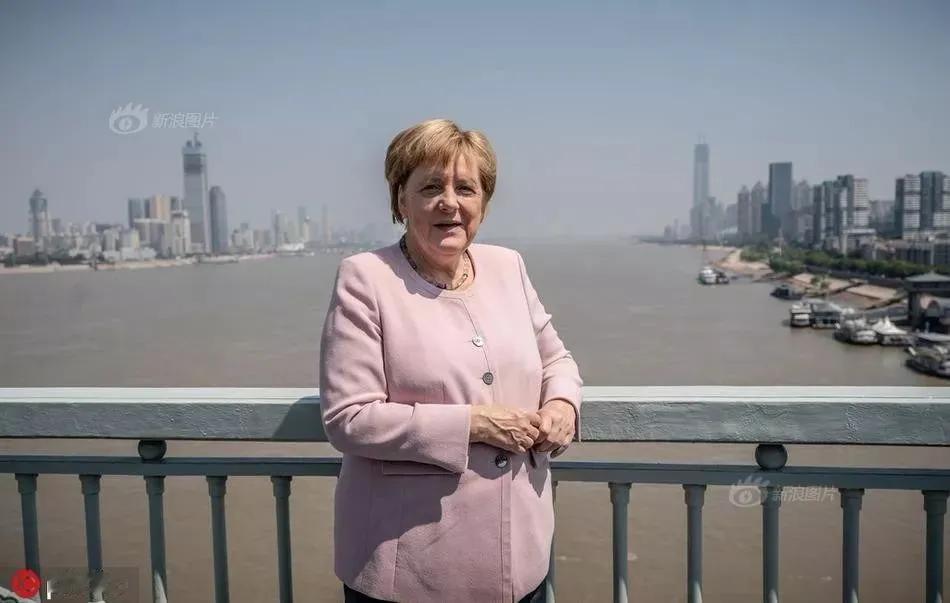 默克尔还是总理的时候有过一次访华，当时的新闻是默克尔在途经武汉长江大桥时突然要求