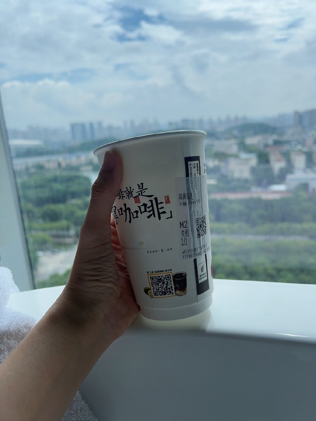 老早就听说茶颜悦色有多么好喝，点了两杯，终于喝到了，也就平平无奇啊
