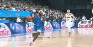 问题来了，威尔斯追防杰曼这个球是个好帽！那么这个球出界后，球权改给谁！再猜猜现场