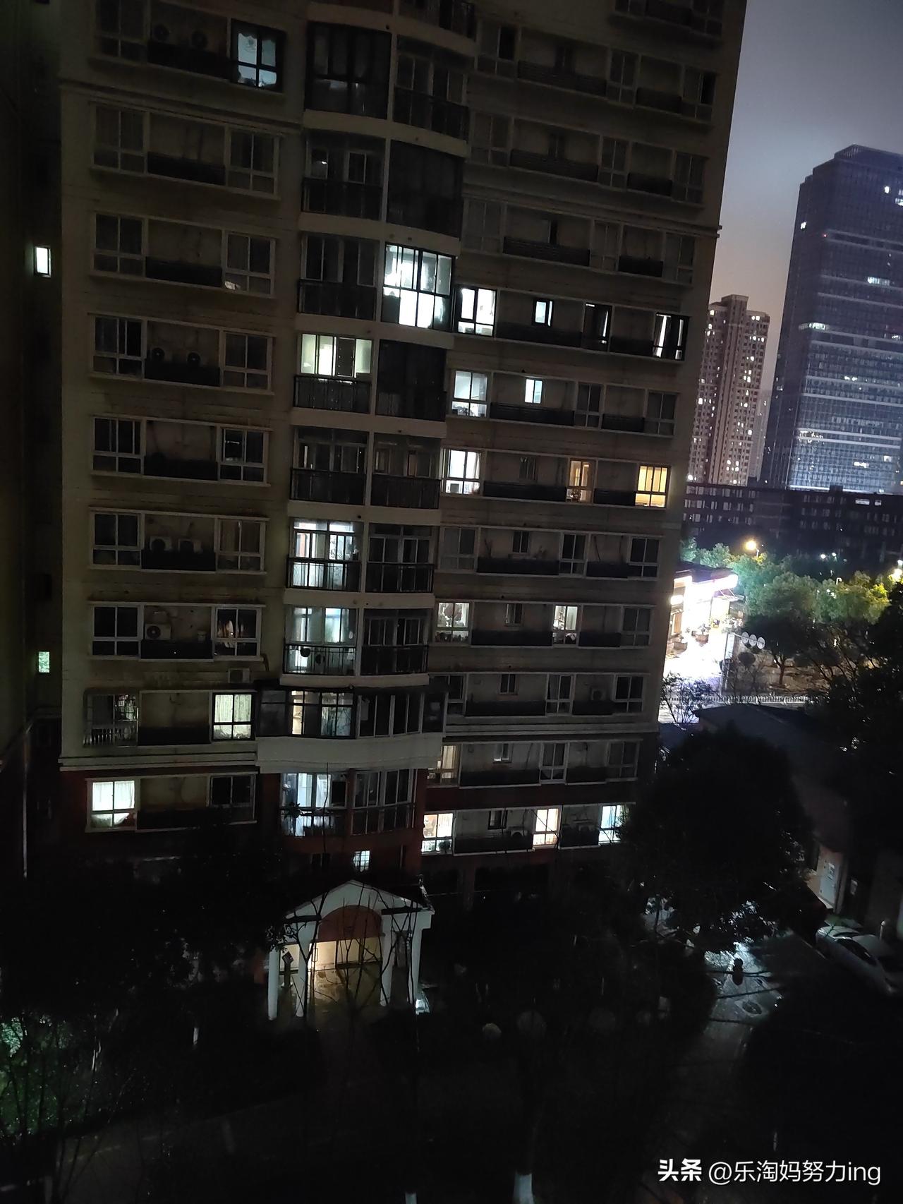 就像那些元宵节文案里说的，为家人煮一碗汤圆，点亮一盏灯笼，在这团圆时刻感受幸福。