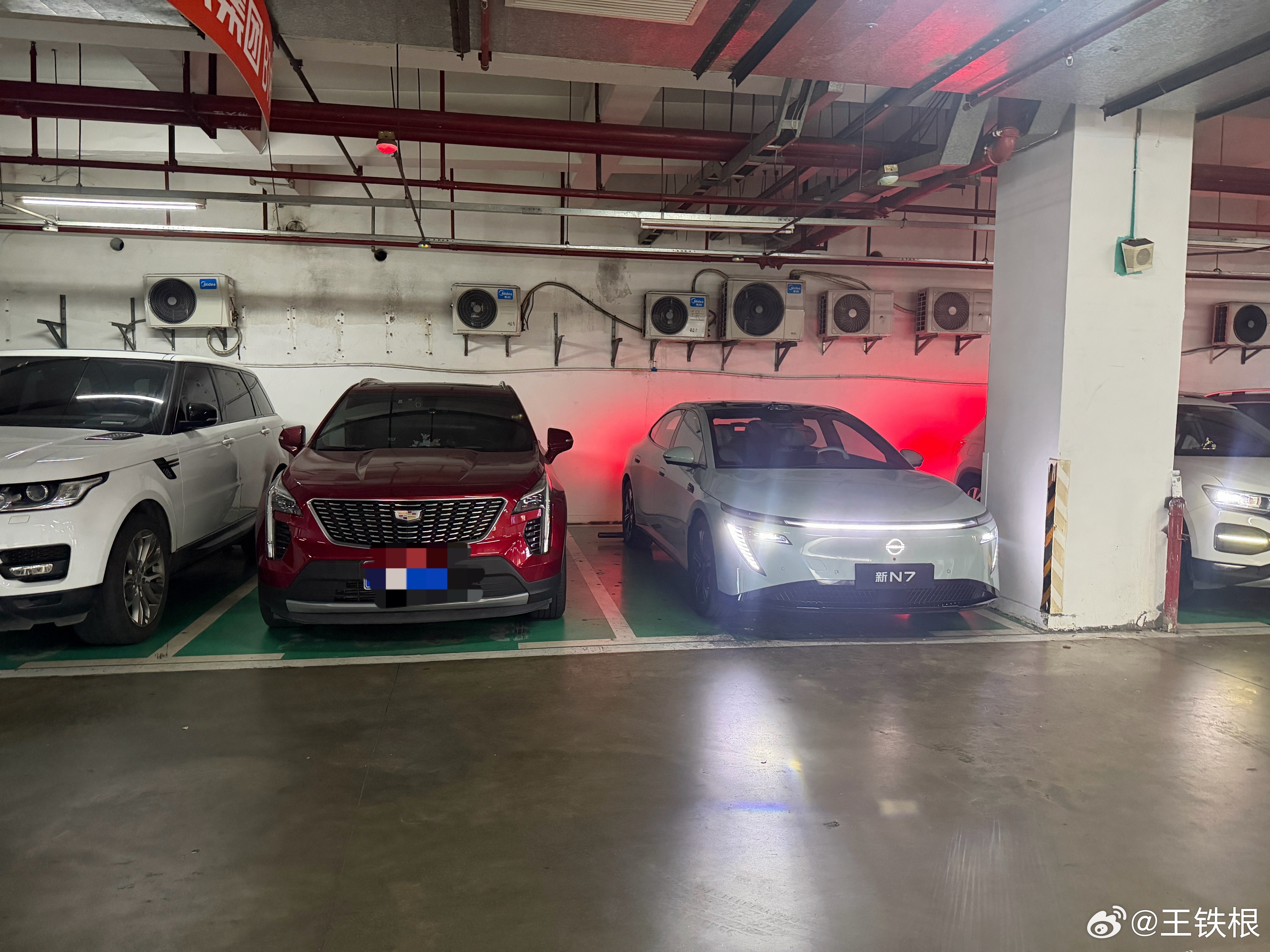 今天开新N7，宽度一米九的车，随手一停，就给旁边车留出超大空间。开个2米车也不会