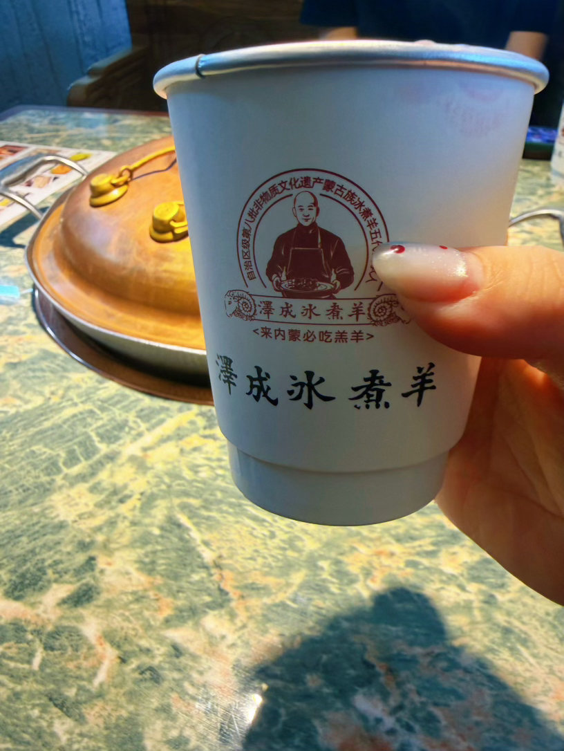 呼市，吃冰煮羊。一进店就闻见一大股浓郁的香气儿，冰箱里新鲜的羊肉码得整整齐齐。店