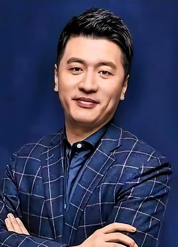 张雪峰沉默了。不是想词的那种沉默，是被什么东西堵住喉咙的那种。

连麦的是个高三