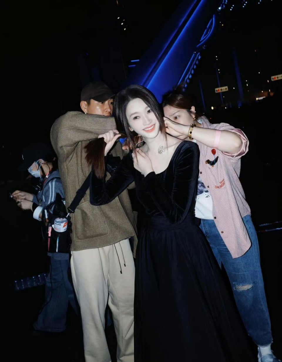 李小冉真是越老越好看，浪姐上的她又白又嫩，快50岁看起来就像20岁，现实中有这么