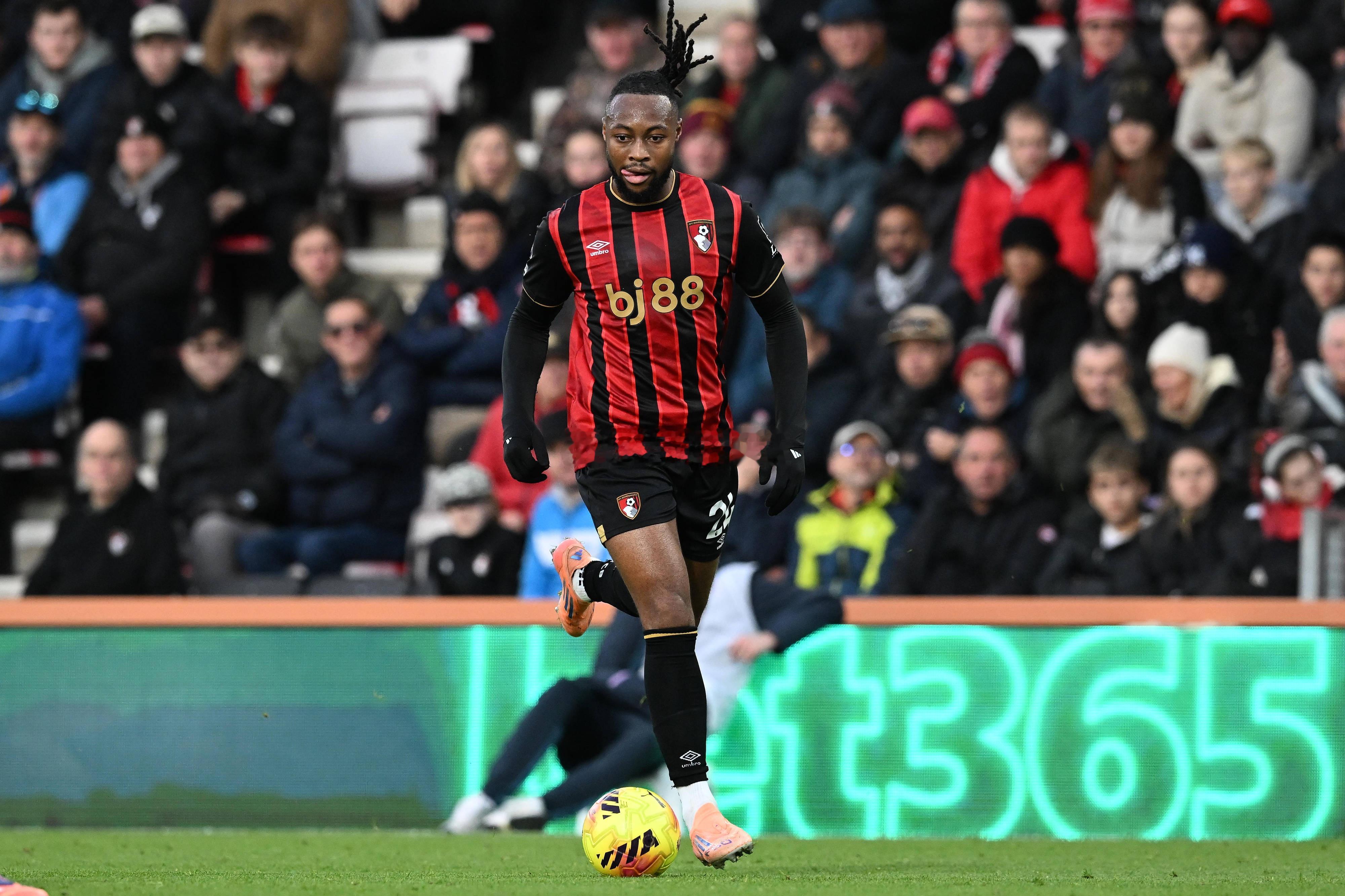 曼晚：曼联有意冬窗求购塞梅尼奥，球员解约金6500万镑 12月21日讯 据《曼彻