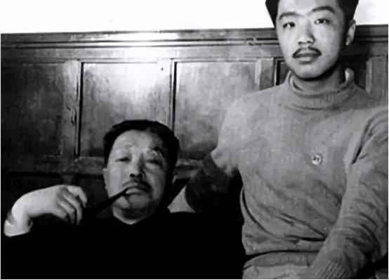 2001年，贺龙元帅之子贺鹏飞，突发心脏病猝然离世。葬礼上，85岁的母亲薛明，盯