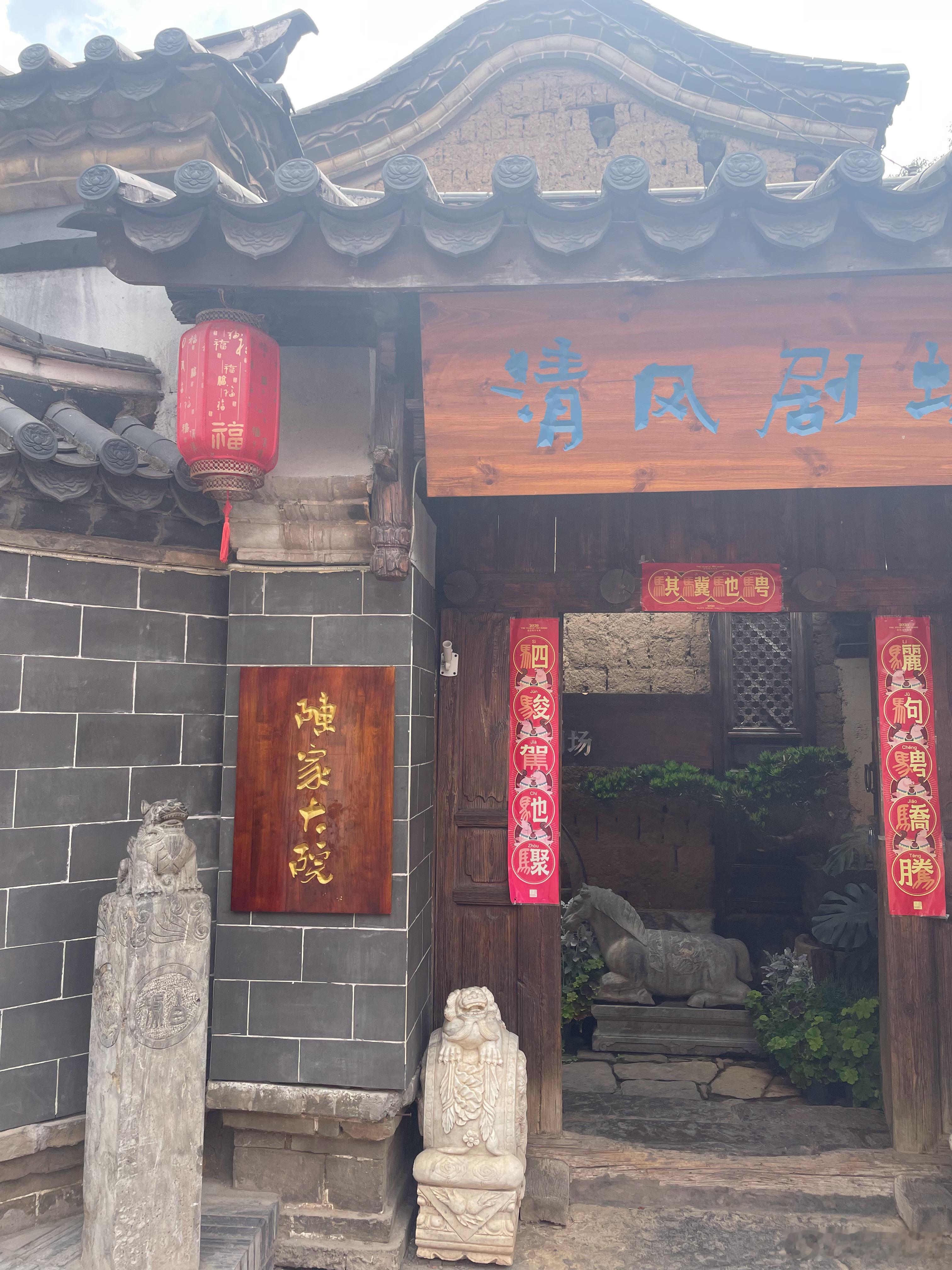 奔跑的火车变了，西苑铁路桥没变干脆面包装变了，记忆的味道没变老街的外貌变了，内心