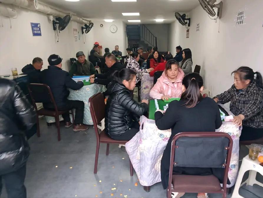 你有没有发现
身边棋牌室的生意非常火爆
甚至出现排队的现象，这在以前是从来没有出