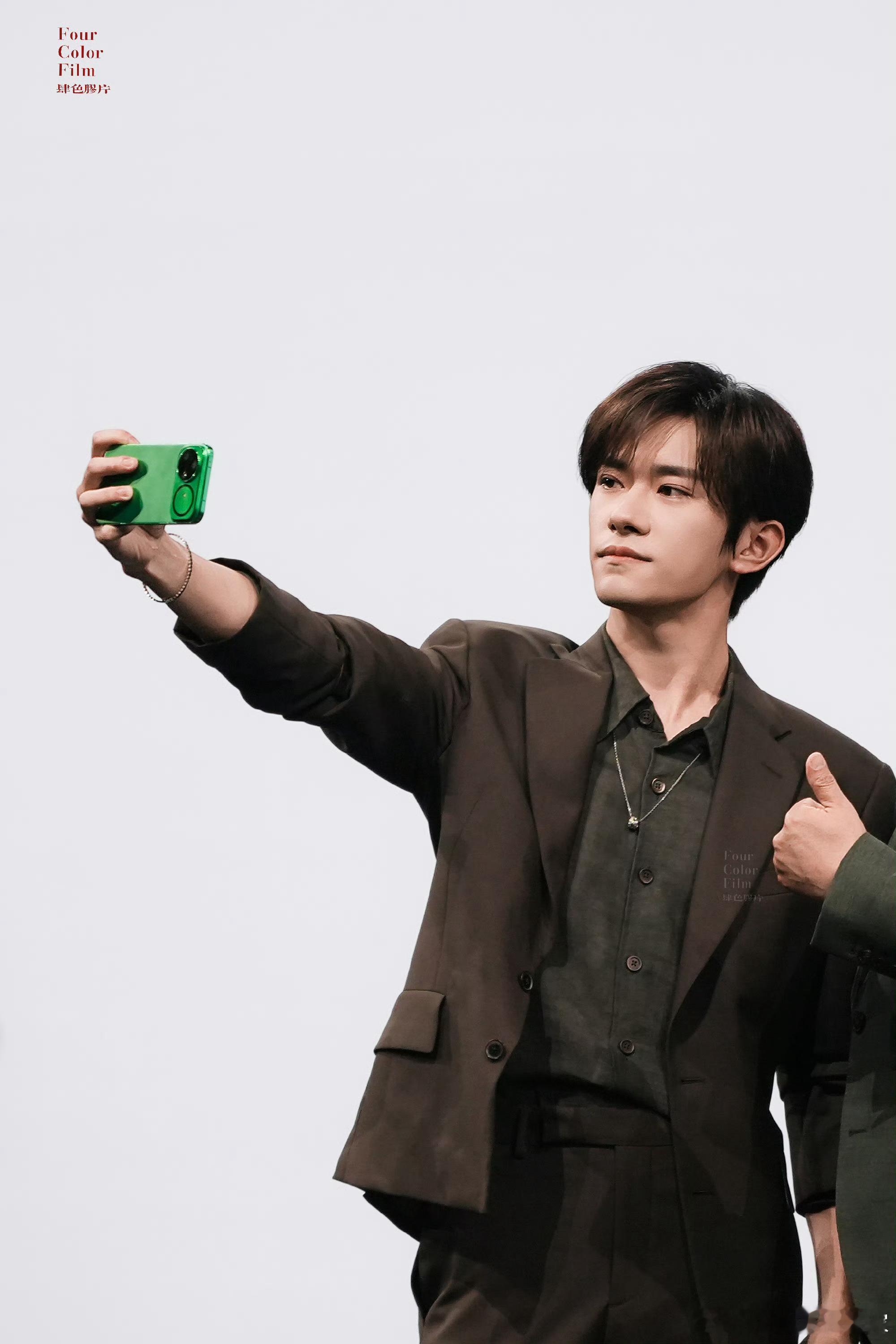 易烊千玺亮相nova发布会发布会现场因易烊千玺的到来增添了一份熟悉感。他不仅是华