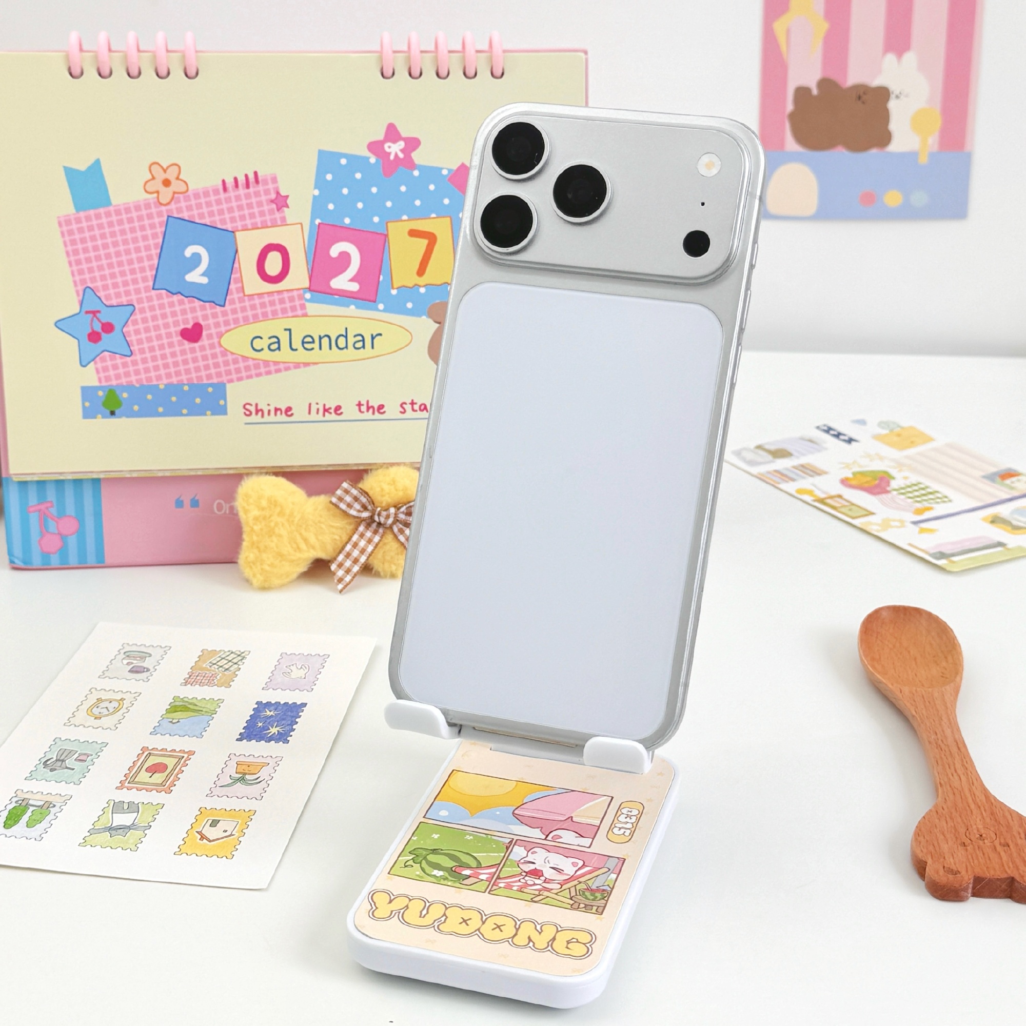 这个图上的iPhone手机和手机支架我全要了 ​​​