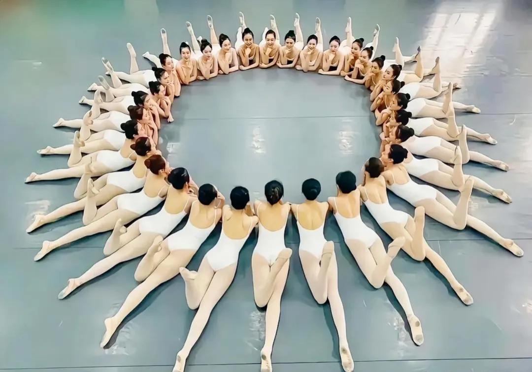 如果生了女儿，
一定要去学体操，
身形，气质都是后天可以锻炼的，
看上去满满的艺