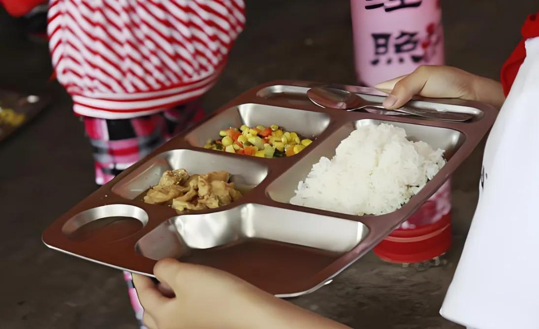 食堂三天不给孩子吃饭，校长装傻充愣，湖南允山中心小学这次可出了名了。
疑似因为孩
