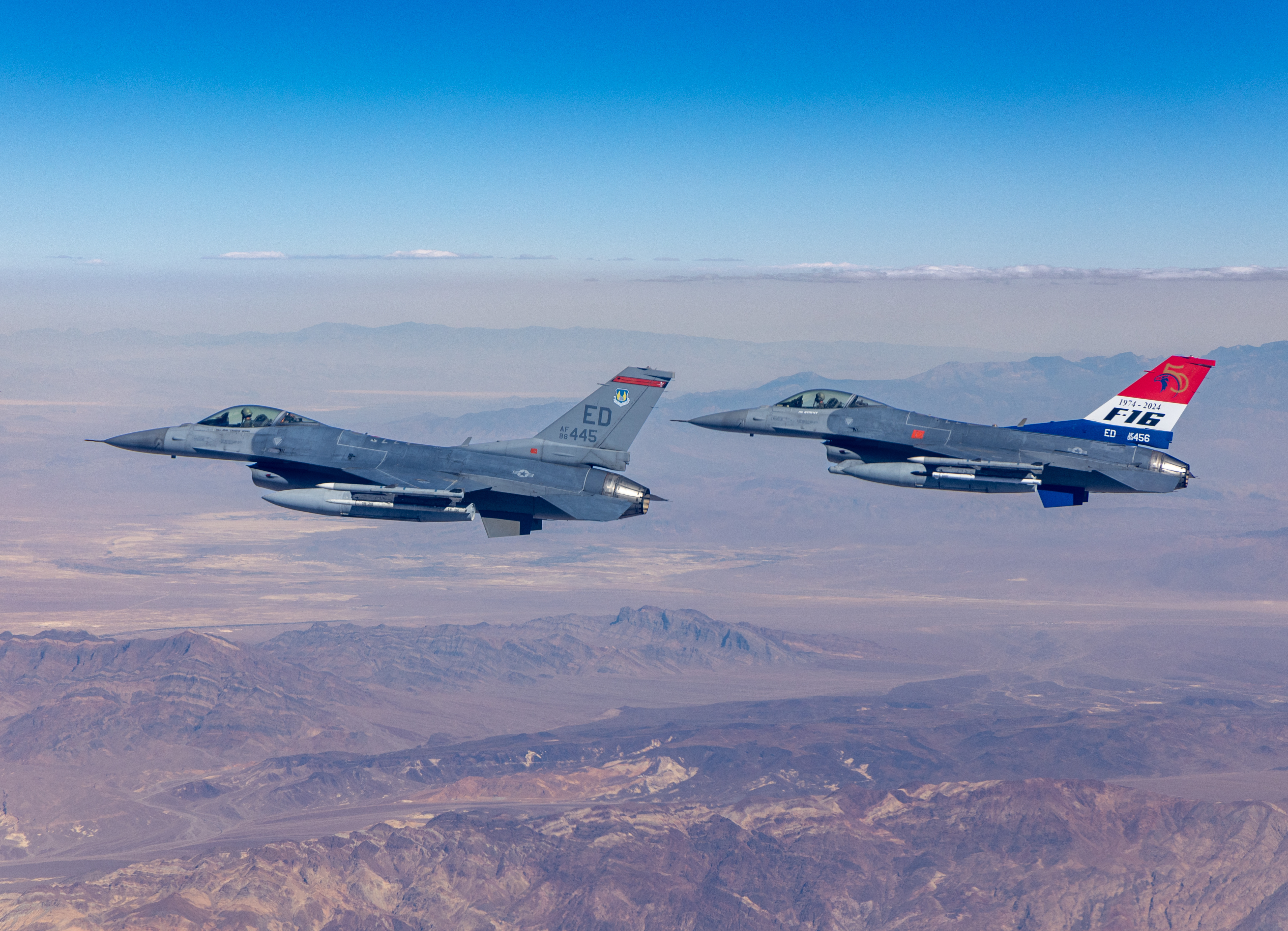 2024 年 6 月 21 日，爱德华兹空军基地的 F-16D 85-572 和