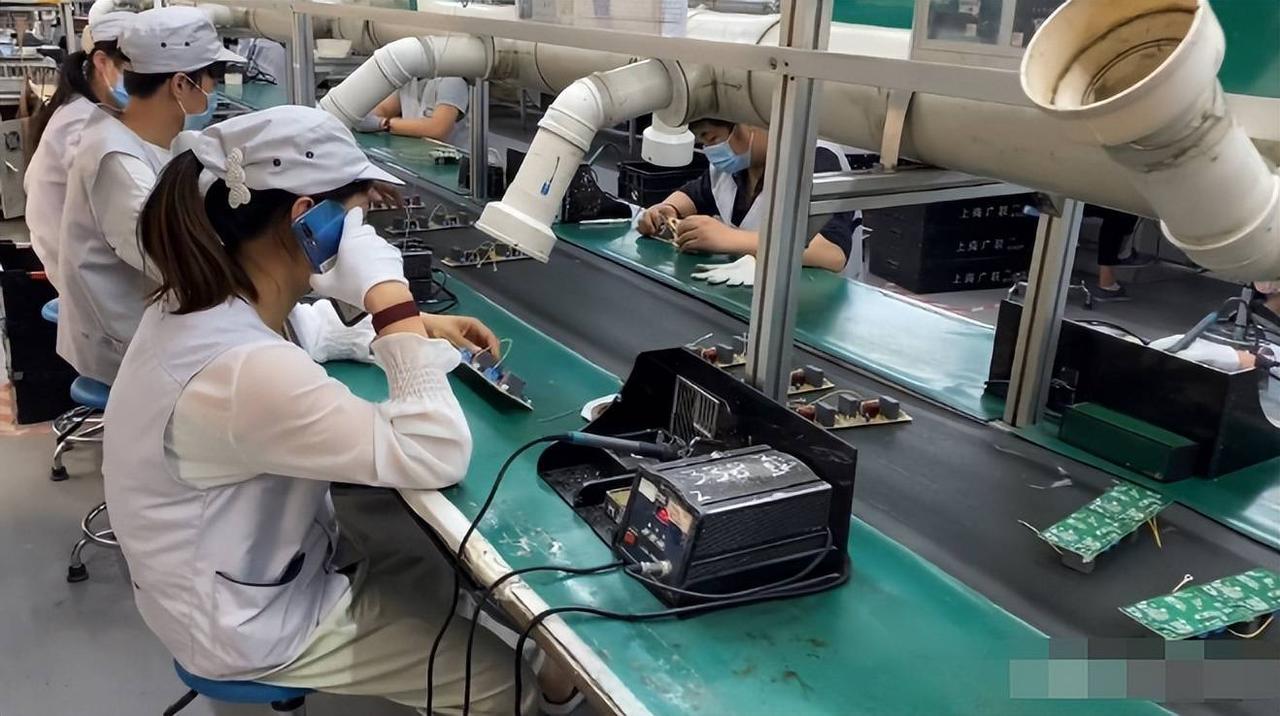 终于有大学生敢提出质疑了：明明大四一整年在外实习，凭什么要交全额学费？人不在学校