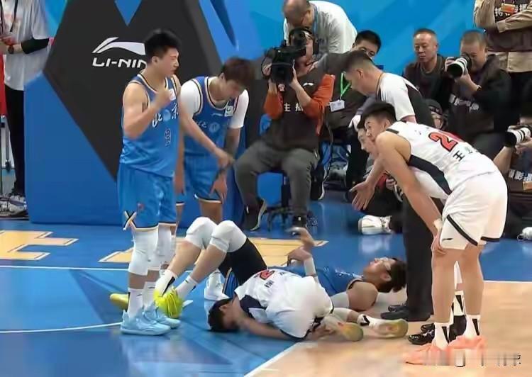 惨败北京不是什么坏事，徐杰的受伤才是对广东最大的坏消息，广东之后的路估计都不好走