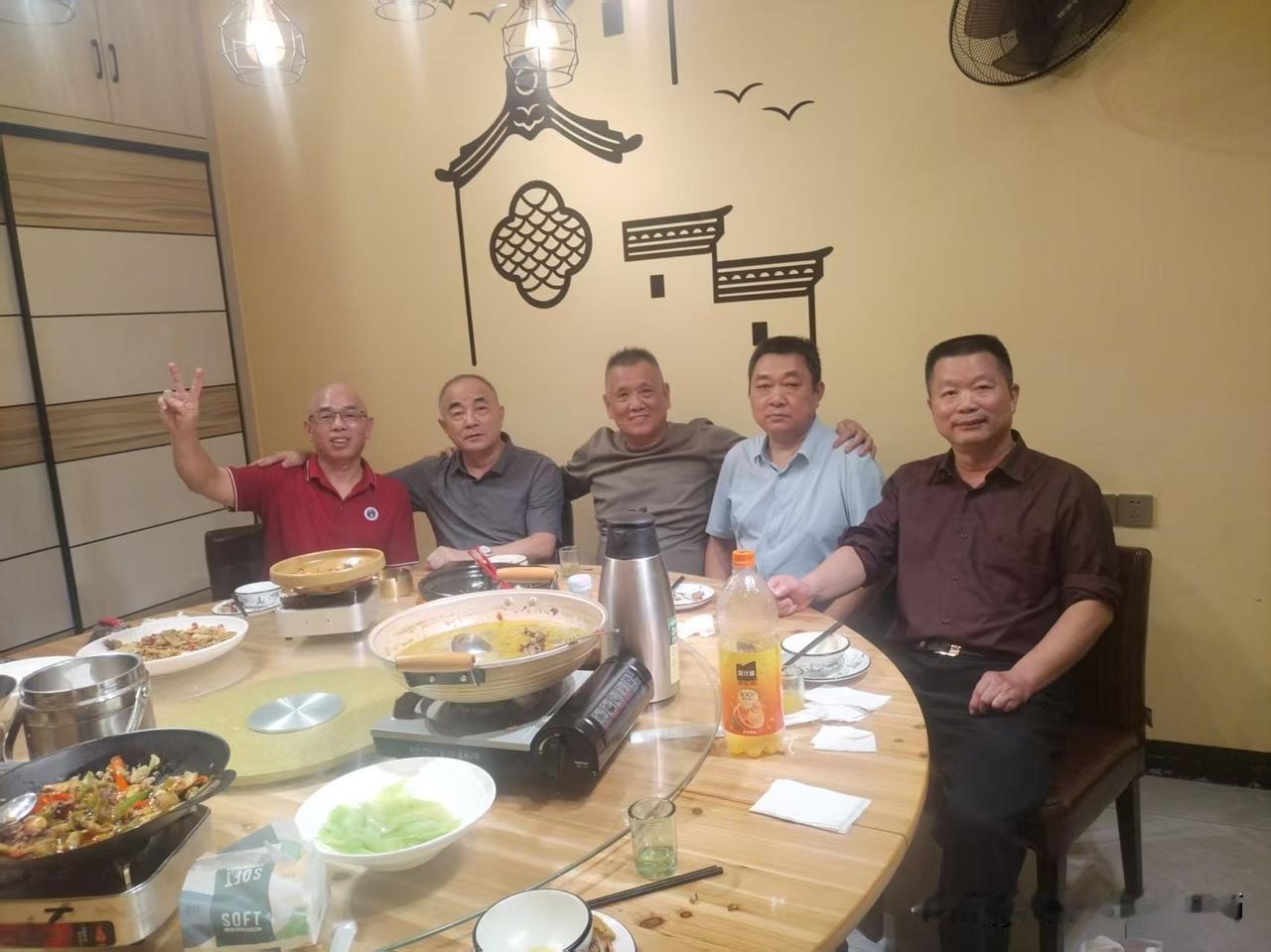 四十四载同窗梦，重聚洋沙湖畔忆韶华
       岁月不居，时节如流。四十四载相