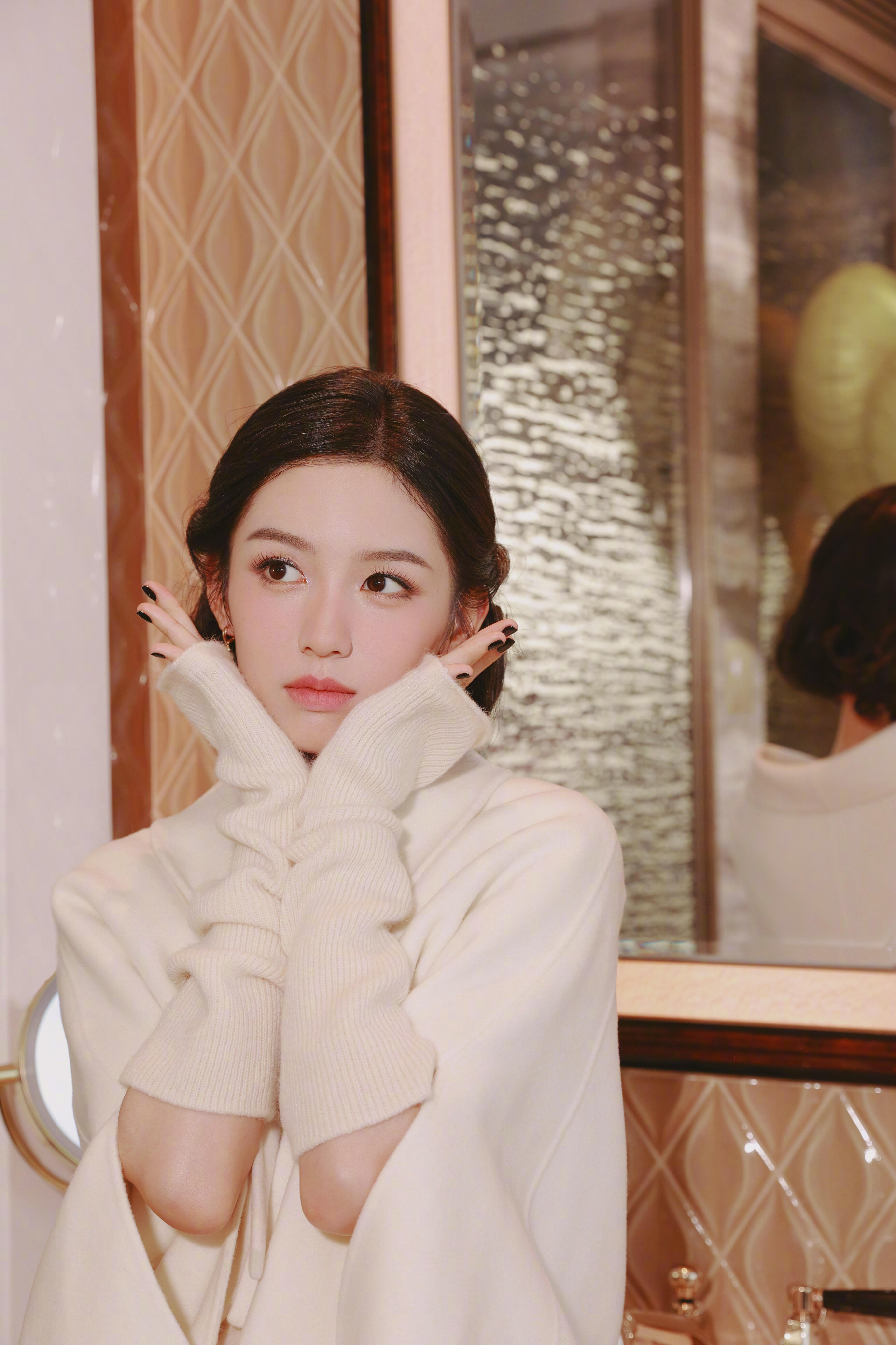 周也云上白雪大小姐的含金量周也今日出席线下活动造型，身着毛呢斗篷外套、针织衫及半