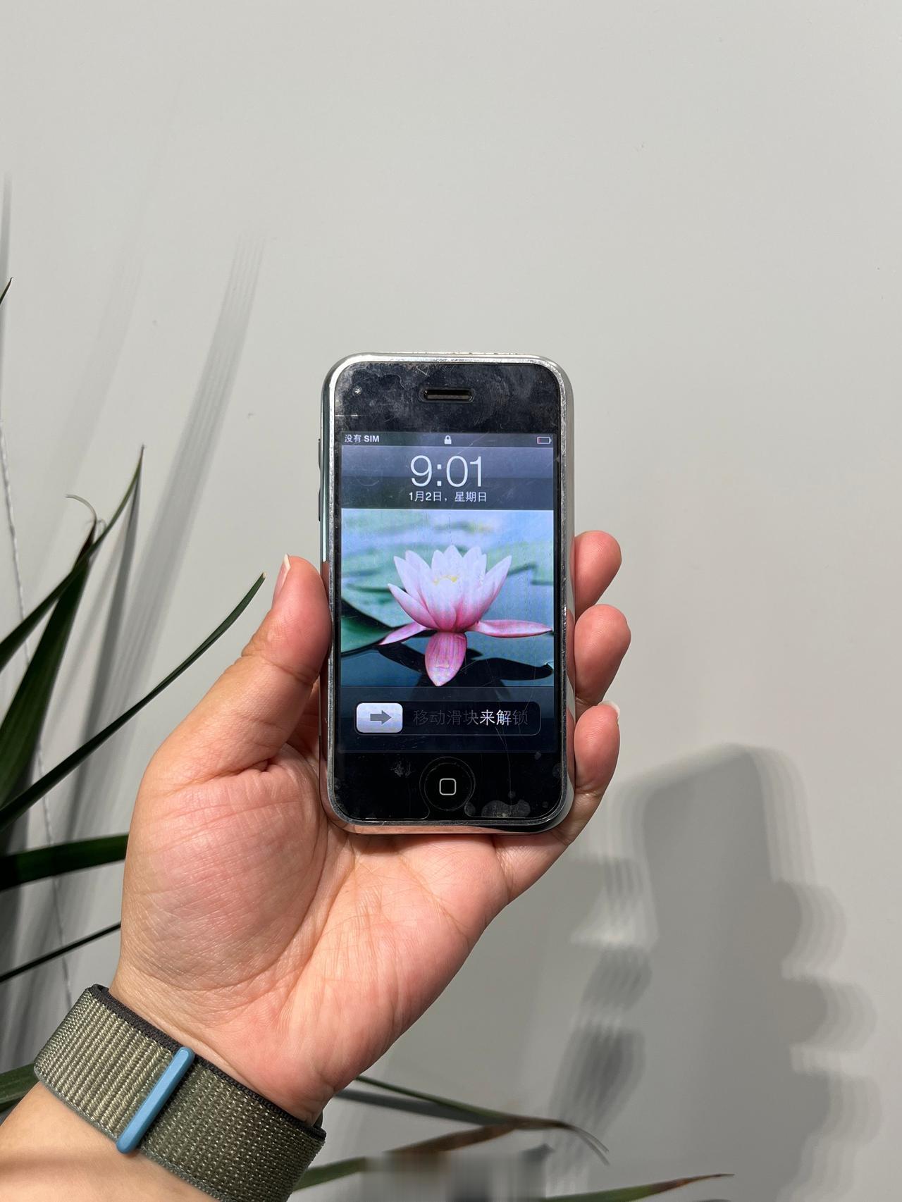 小伙伴从家里带来了小学用的一部手机，初代iPhone，能正常开机使用不说，相册还